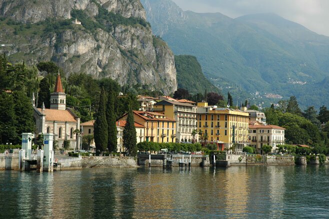 Городок на берегу озера