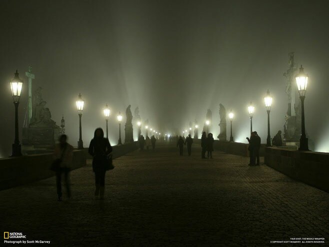 Карлов мост в ночной дымке