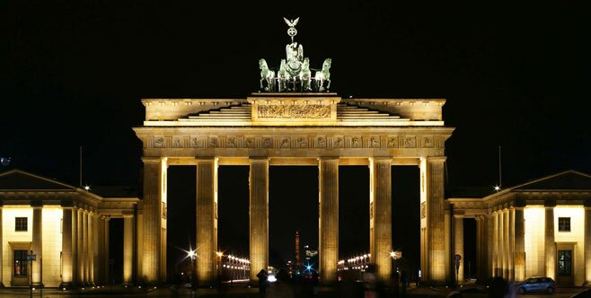 Бранденбургские ворота в ночном освещении